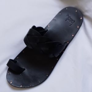 The SERIN toe ring sandal combines simple beauty with classic styling.